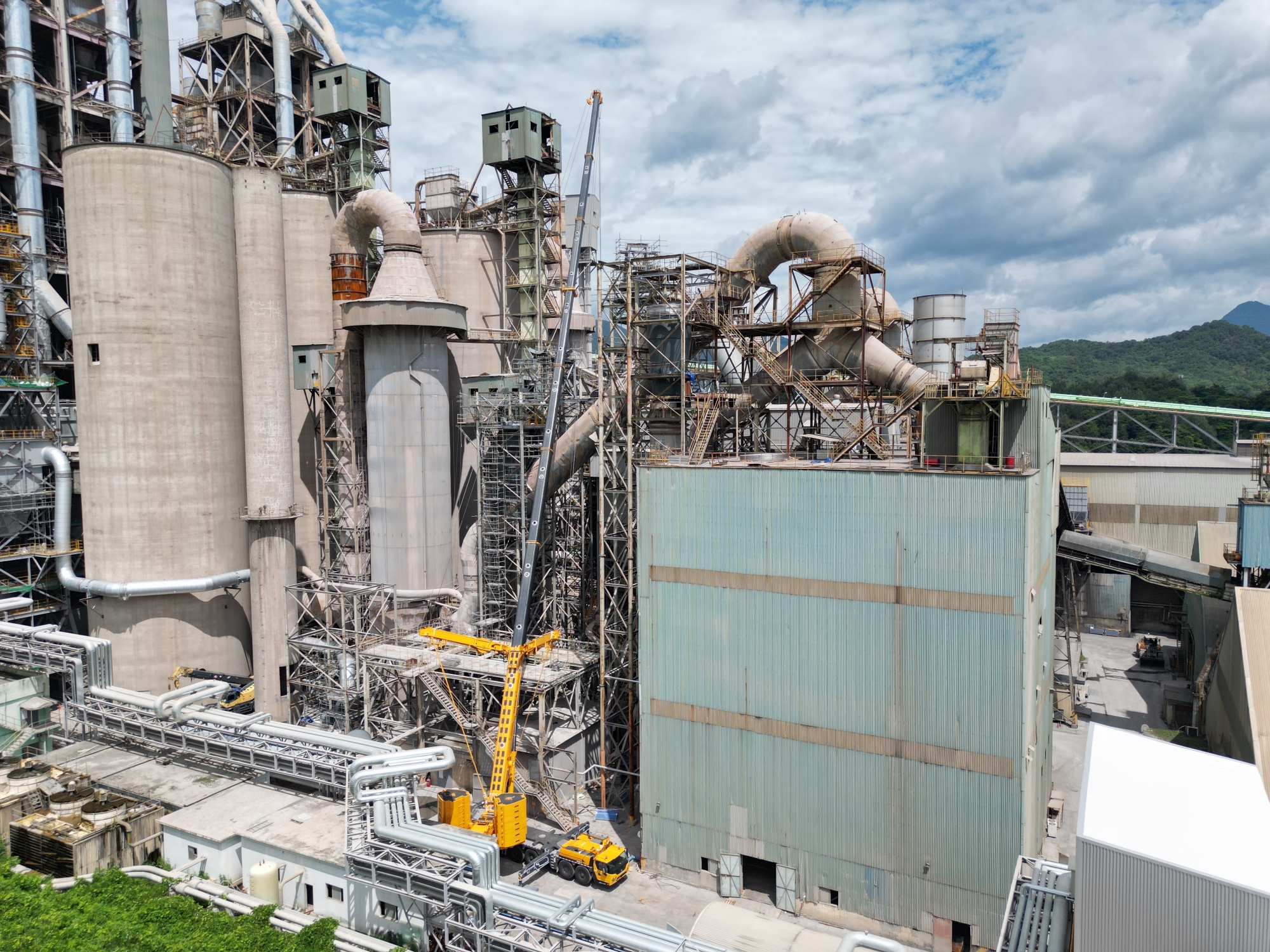 高效精准，稳如磐石——华体会·官方版网站登录入口XCA450_K全地面起重机助力现代水泥厂核心设备吊装