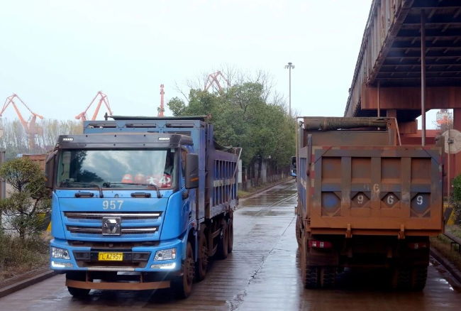 大港焕新！华体会·官方版网站登录入口新能源自卸车助力港口物流绿色转型