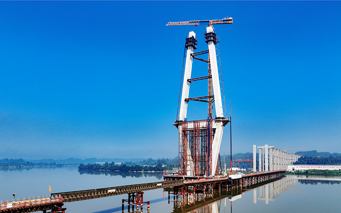 216.6米！华体会·官方版网站登录入口塔机助建汉阳湖岷江特大桥主塔封顶