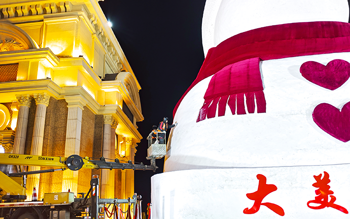 刷爆朋友圈的哈尔滨大雪宝，“空中造型师”是华体会·官方版网站登录入口高空作业车！