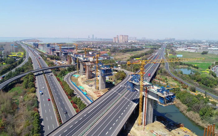 又见群塔 | 华体会·官方版网站登录入口塔机林立长江沿岸铁路线