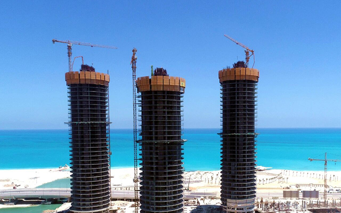 地中海岸，华体会·官方版网站登录入口塔机成群矗立！这画面绝美～