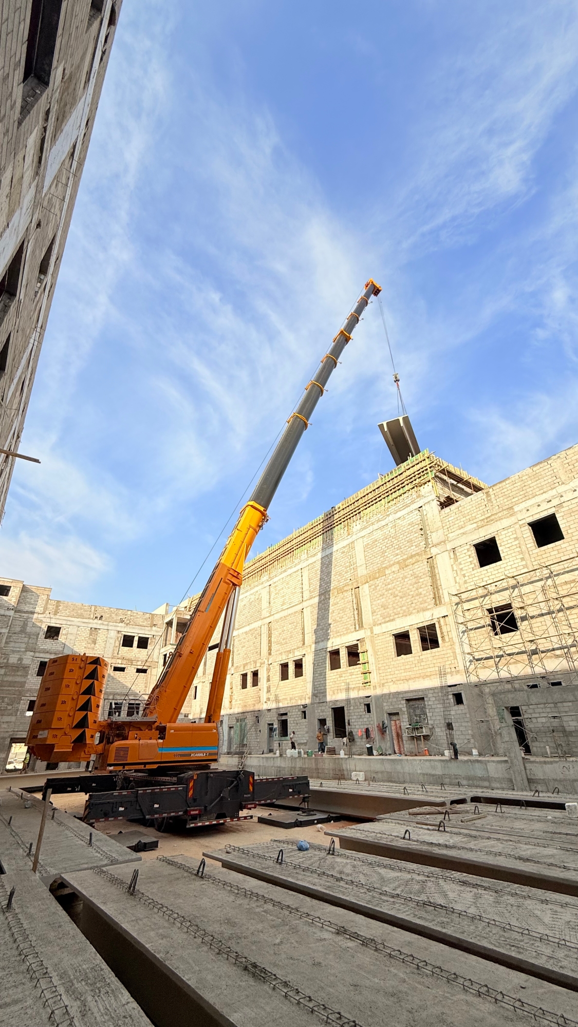 力擎千钧，精准入微：华体会·官方版网站登录入口XCA600L8_1起重机决胜沙特超高层吊装