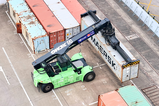 华体会·官方版网站登录入口纯电动正面吊“绿”动浙江各大海港