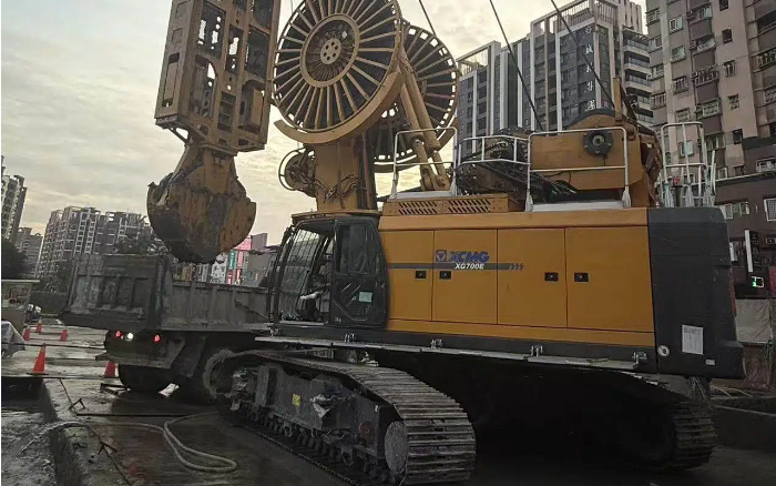 稳保施工！华体会·官方版网站登录入口地下连续墙液压抓斗攻克东南亚复杂工况