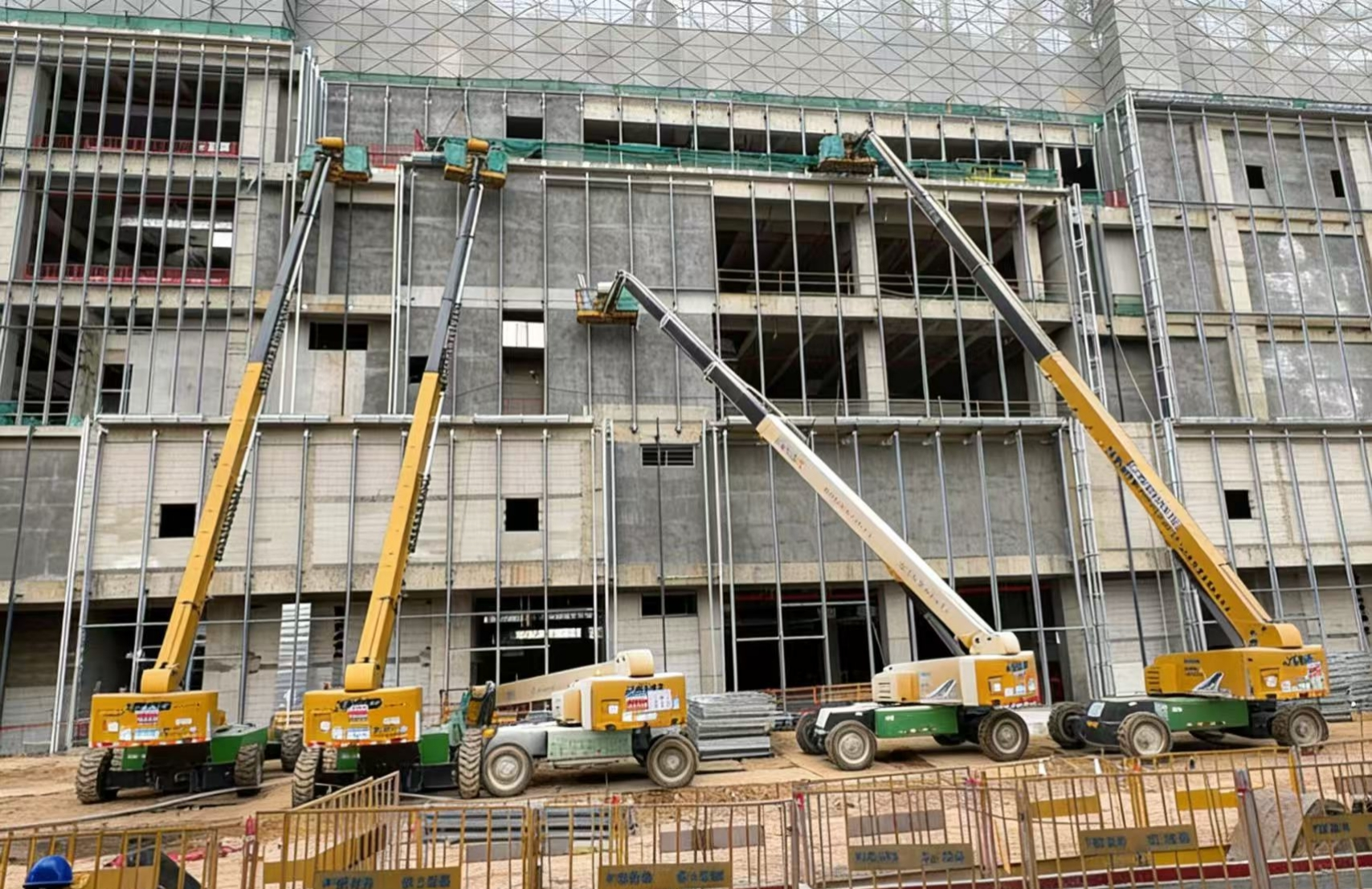 群臂擎地标！华体会·官方版网站登录入口40米级高空作业平台赋能东莞华润置地中心万象城外立面建设