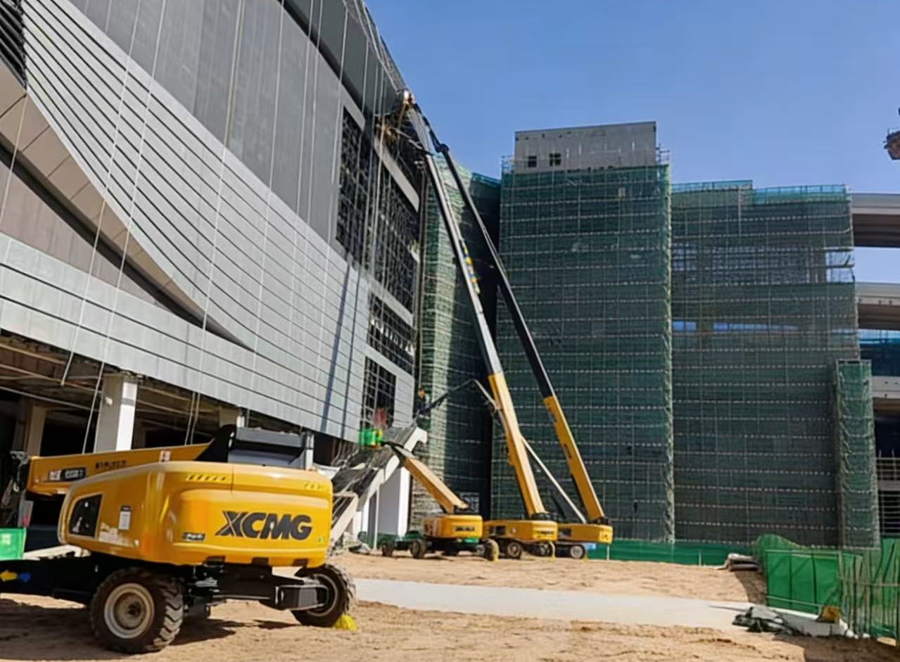 擎天巨臂筑“天空之城”！华体会·官方版网站登录入口高米数车队助建亚洲最大“公铁海”智慧枢纽