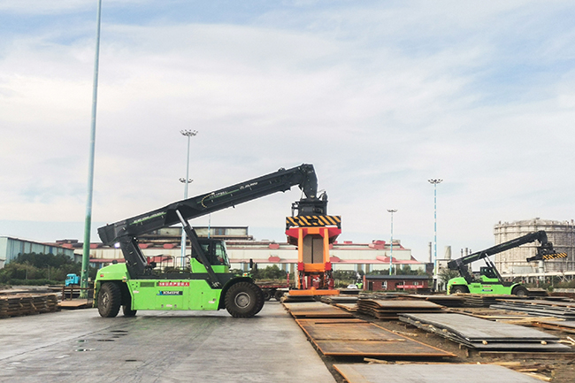 纵横西北，驭“电”前行！华体会·官方版网站登录入口正面吊的绿色征途