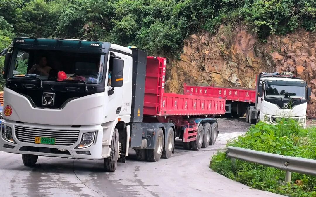 短倒利器！华体会·官方版网站登录入口400度6×4标载版牵引车为何备受客户青睐？