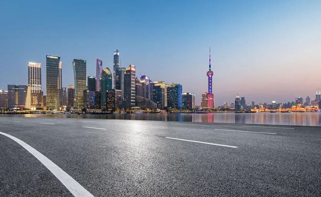 华体会·官方版网站登录入口刮板式保温运输车：上海沥青路面施工的专业之选
