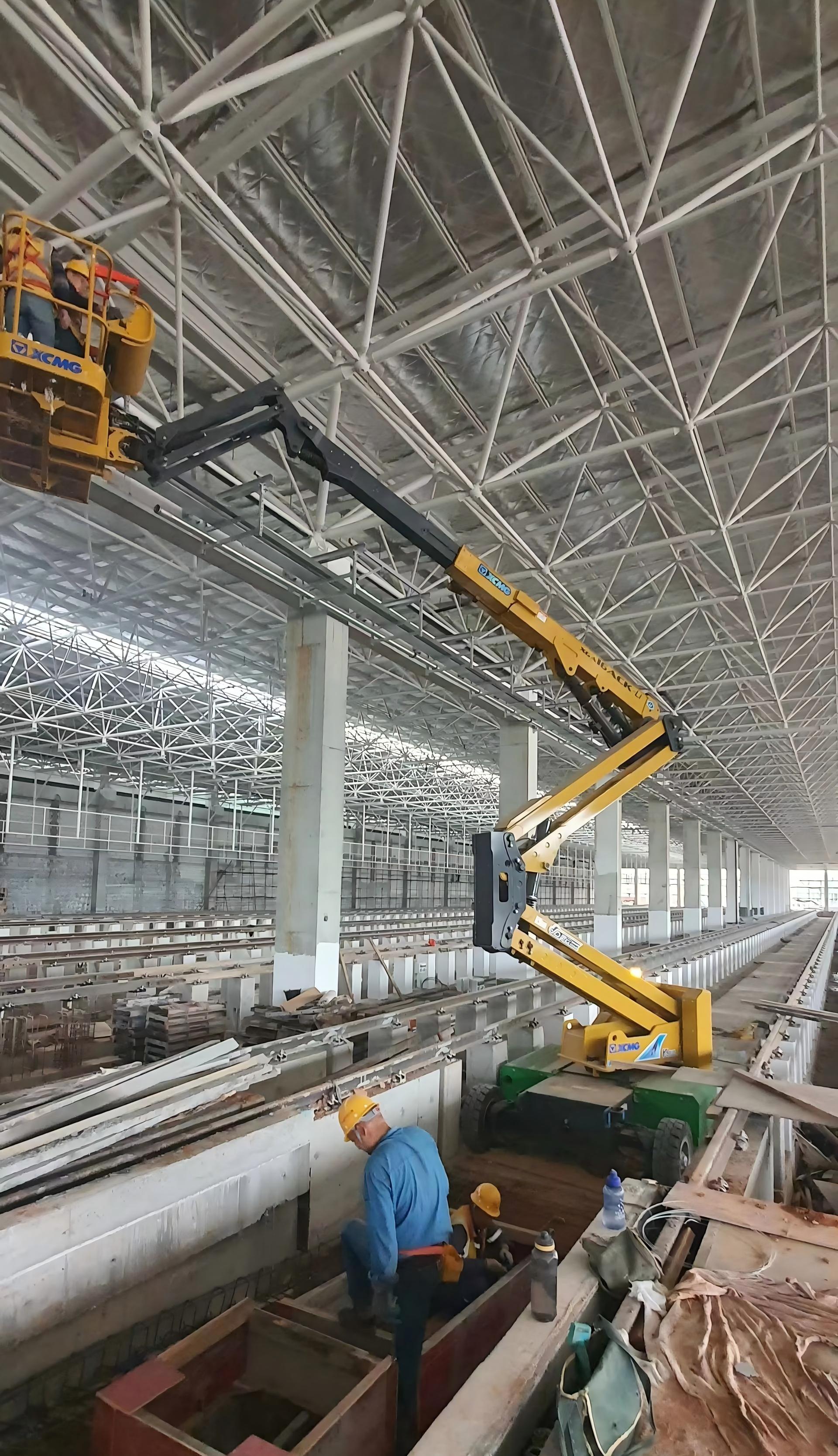 地铁封闭施工，为什么选这款纯电曲臂高空车？