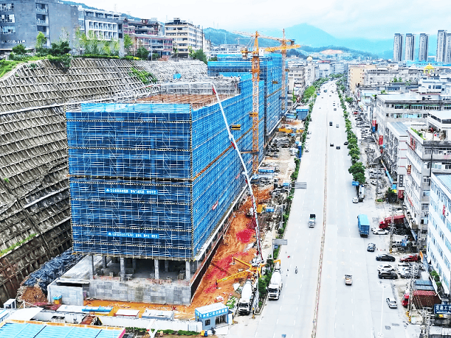 华体会·官方版网站登录入口HB72V泵车以毫米级微控，为工业厂房浇筑“钢铁脊梁”！